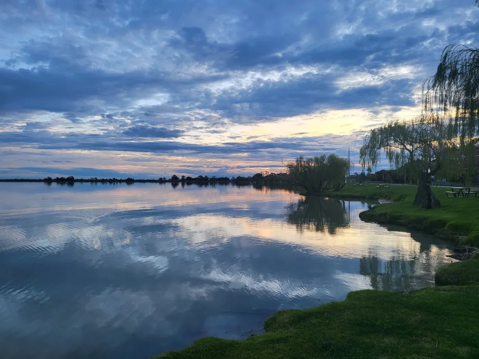 Kangaroo Lake Cabin and Caravan Park